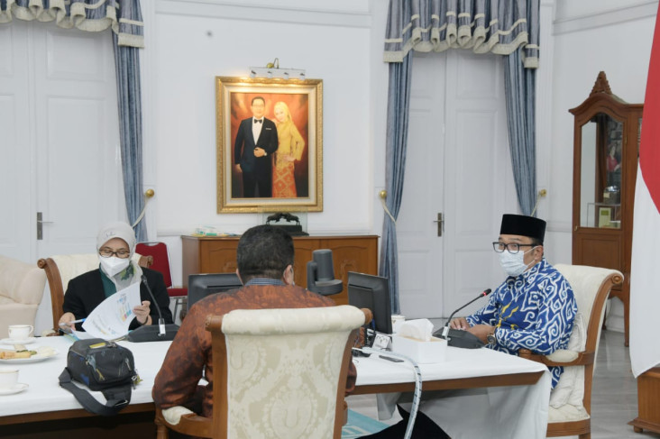 Ridwan Kamil Gandeng...