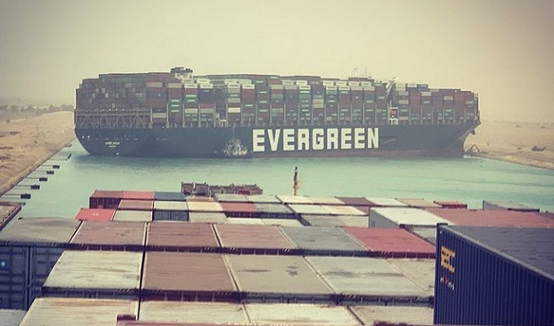 Terusan Suez Mesir Terhalang...