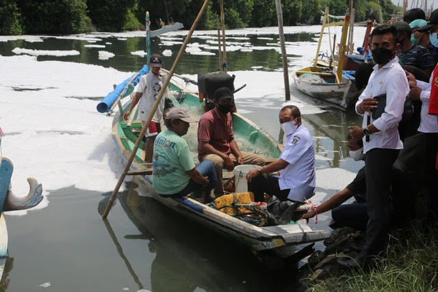 Air Sungai Masih Berbusa,...