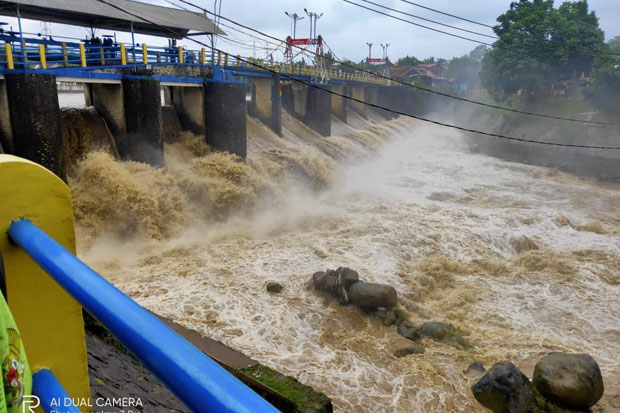 Katulampa Siaga 4, Warga...