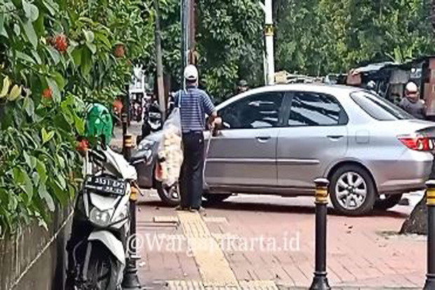 Tuna Netra Tabrak Mobil...