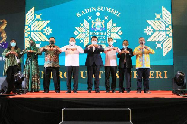 Hadiri Pelantikan KADIN...