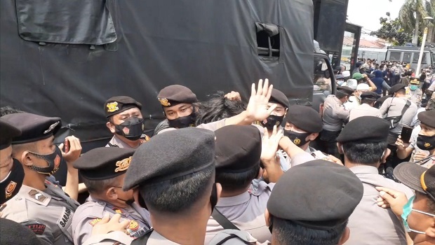Polisi dan Simpatisan...