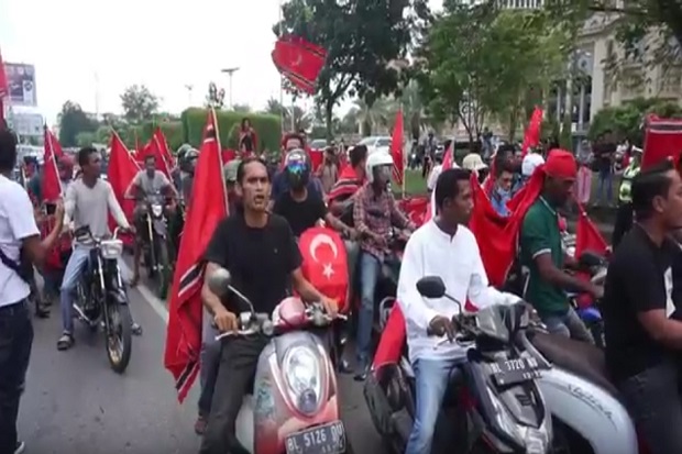 Polisi Hadang Konvoi...