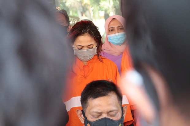 Polda Jatim Ambil Alih...