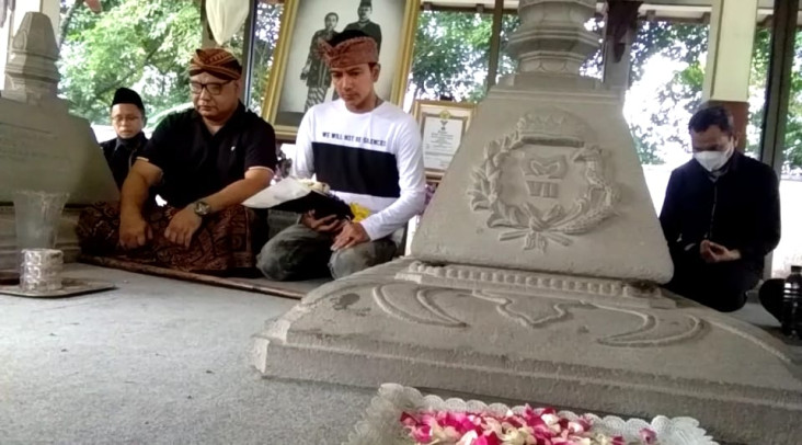 Ziarahi Makam Mangkunegoro...