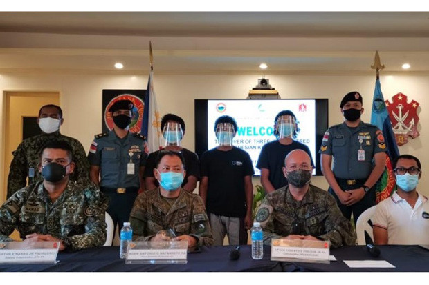 TNI Bantu Pulangkan...