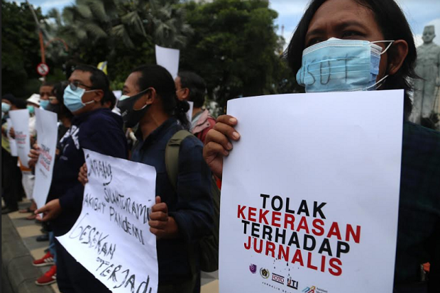 Wartawan Surabaya Unjuk...