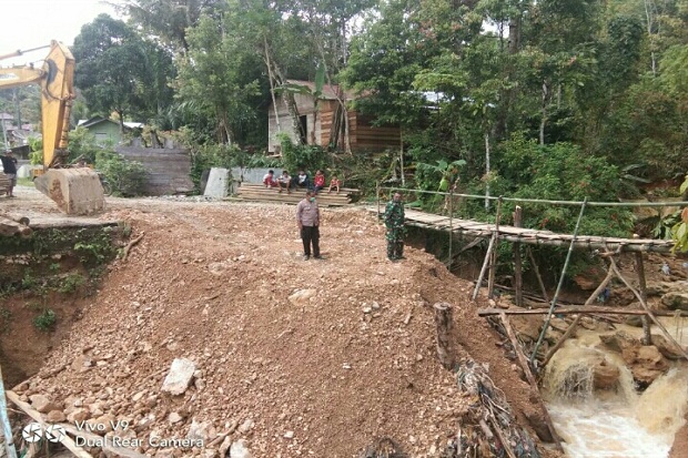 Akibat Longsor dan Jembatan...