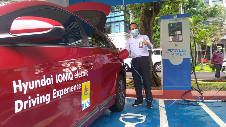 Tren Mobil Listrik Naik,...