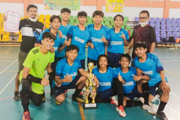 Kalahkan SMK Latanro...