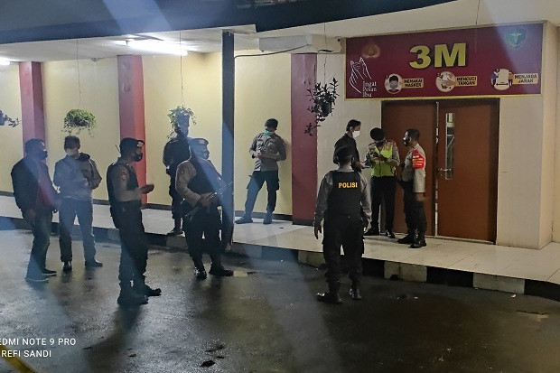 Polisi Bersenjata Lengkap...