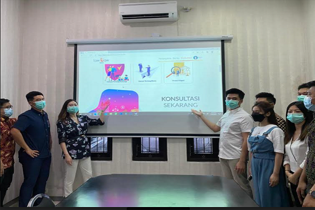 7 Advokat Muda Surabaya...