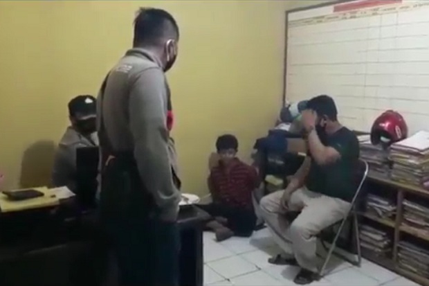 Pemuda Ini Bacok Ayah...