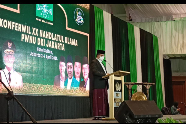 Pakai Sarung, Anies...