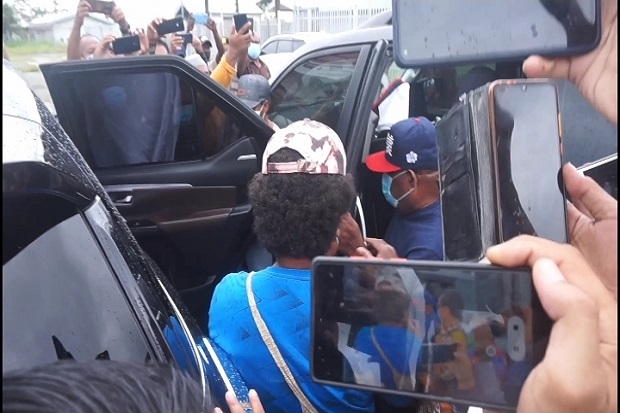 Angkut Gubernur Papua...