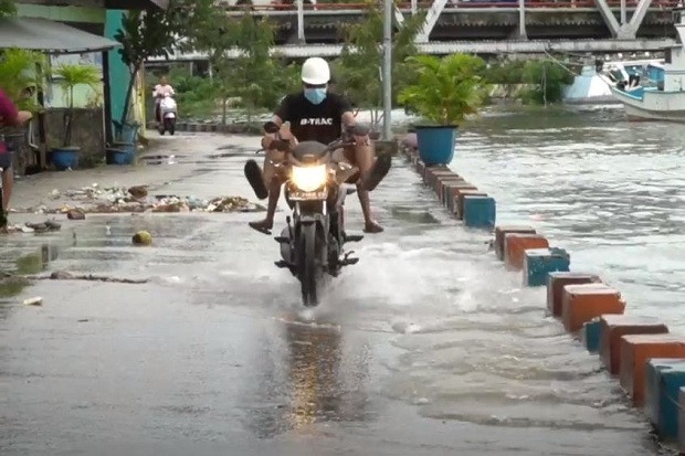 Banjir Rob, Belasan...