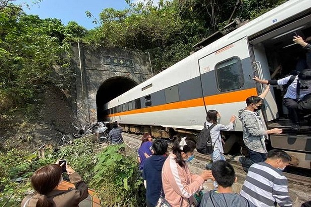 Kereta Api Ini Tabrak...