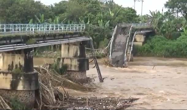 Jembatan di Madiun Ambruk,...