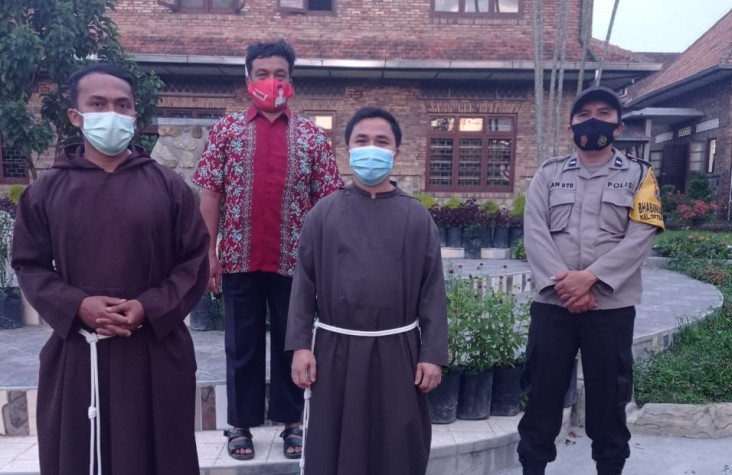 Petugas Gereja dan Polisi...