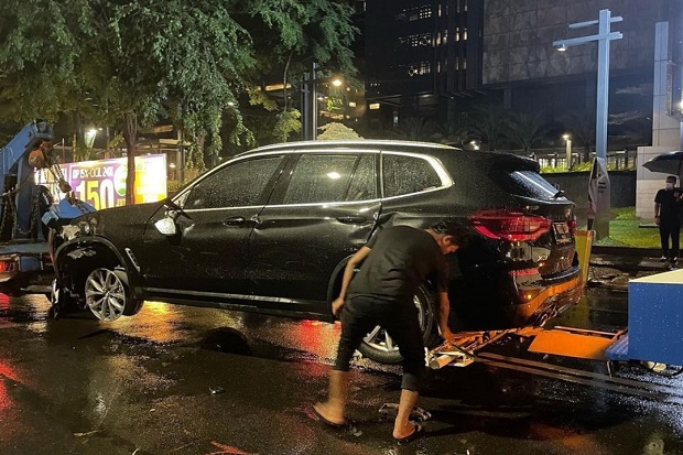 BMW dan Alphard Tabrakan...