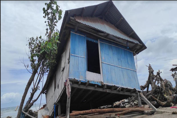 Rumah Ambruk Dihantam...