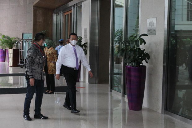 Pakai Dasi Ungu, Bambang...