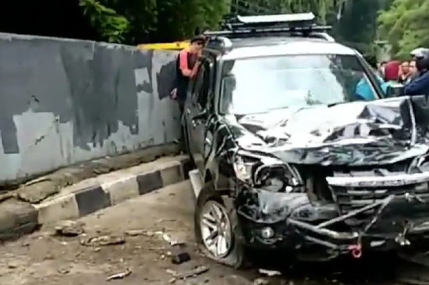 Hantam Pembatas Flyover...