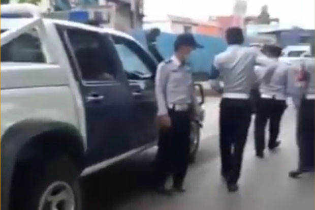 Viral Video Petugas...
