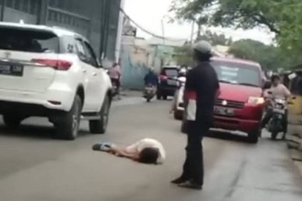 Siapa Wanita Terbaring...