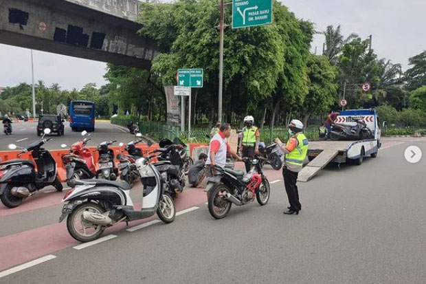 Pakai Knalpot Bising,...
