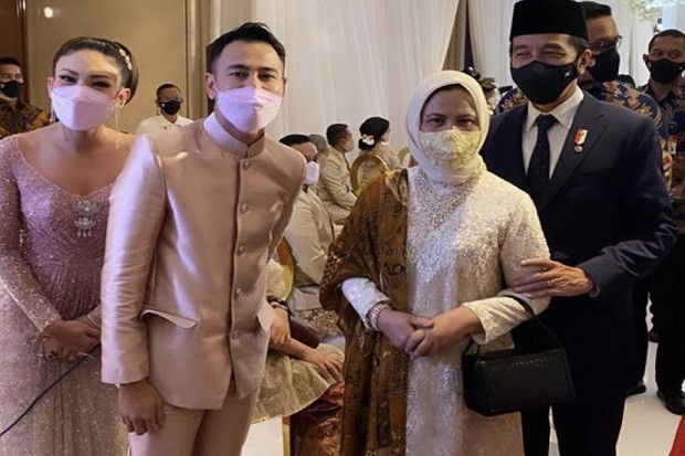 Tas Kulit Hitam yang...