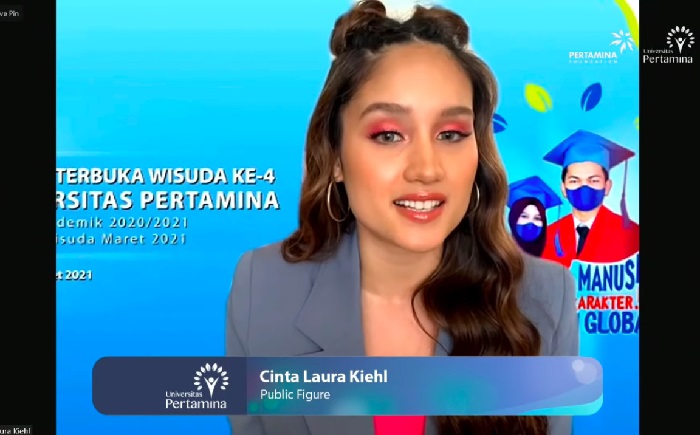 Cinta Laura Berikan...