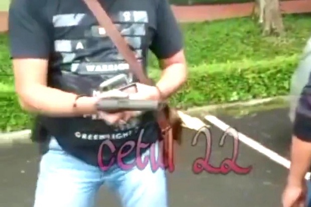 Viral, Pria Pamer Pistol...