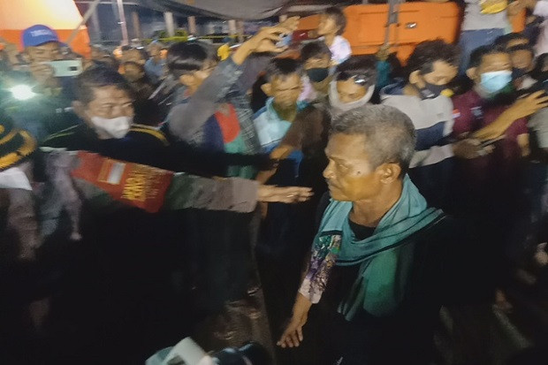 Tangis Pecah di Dermaga...