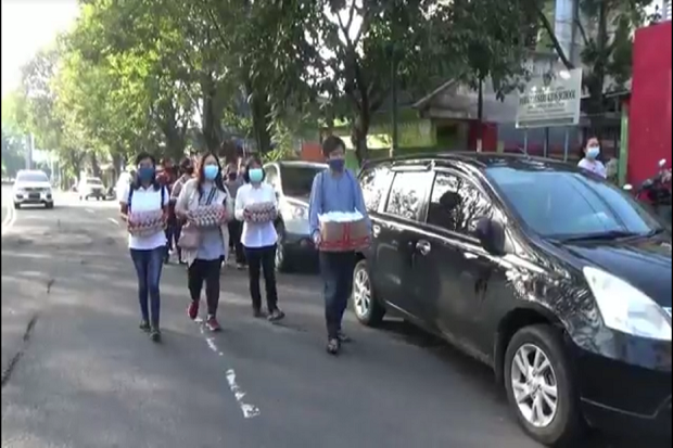 2.144 Butir Telur Paskah...
