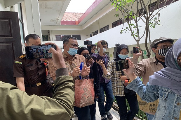 Hadir di Persidangan,...
