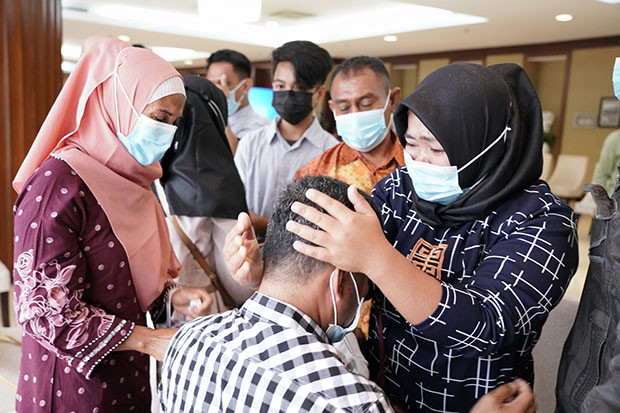 Kemlu Serah Terimakan...