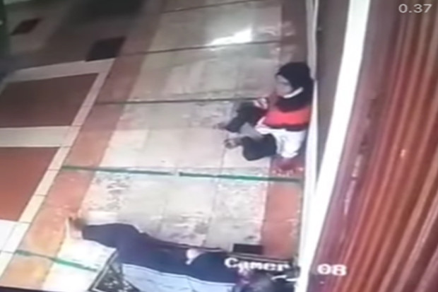 Terekam CCTV, Wanita...