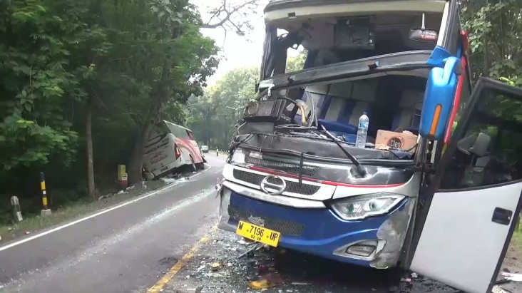 Adu Muka Bus Mira dengan...
