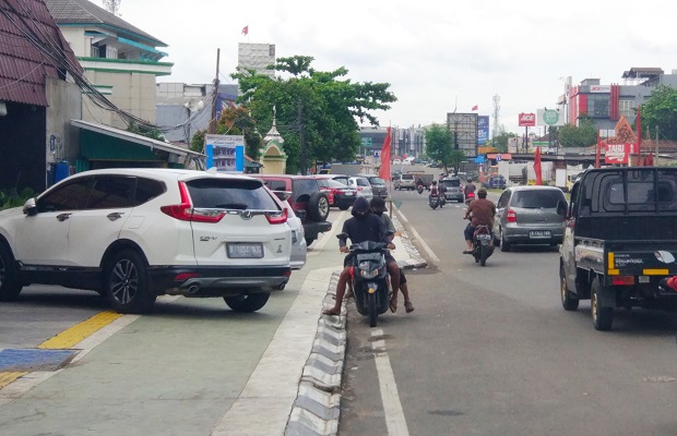 Trotoar Rp21 Miliar...