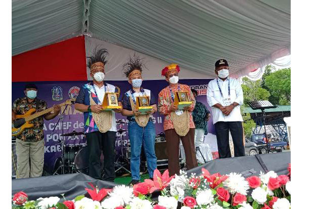Bupati Mathius Awoitauw...