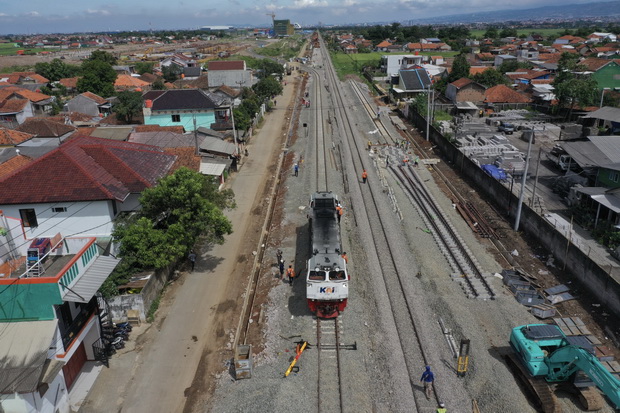 Rel Kereta Cepat Jakarta-Bandung...