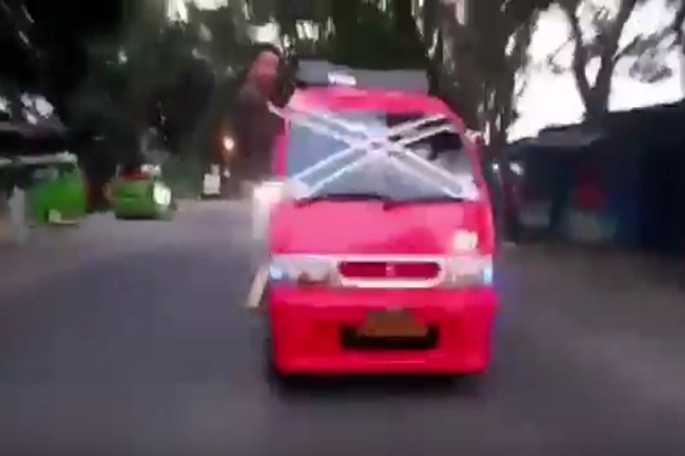 Atraksi Ugal-ugalan...