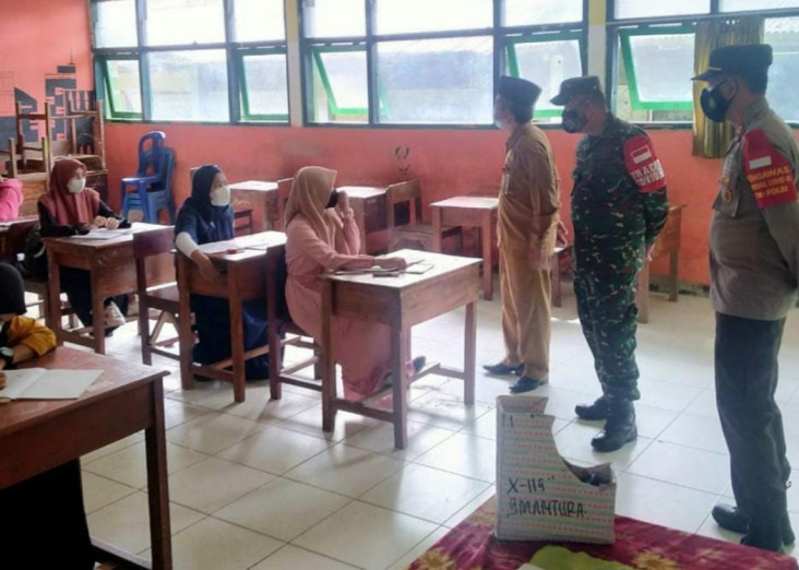 Sekolah di Bawean Mulai...