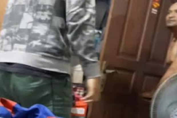 Bersenjata Parang, Seorang...