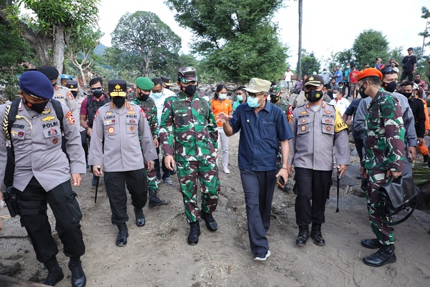 Tinjau Bencana NTT,...