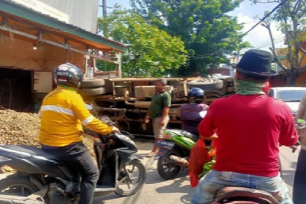 Truk Pasir Terguling...
