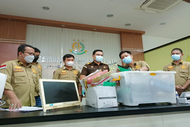 Geledah Kantor KONI...