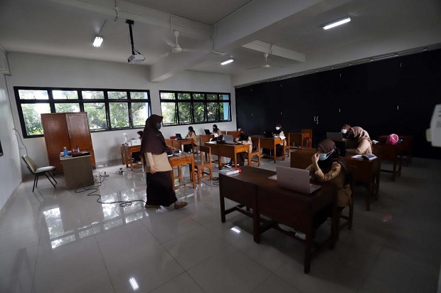 2 Siswa Positif Covid-19,...